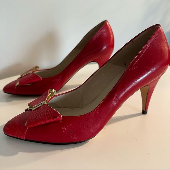 Vintage Red Pumps With Bows, Made In Spain, Embossed Leather, Gold Elements - Picture 11 of 16